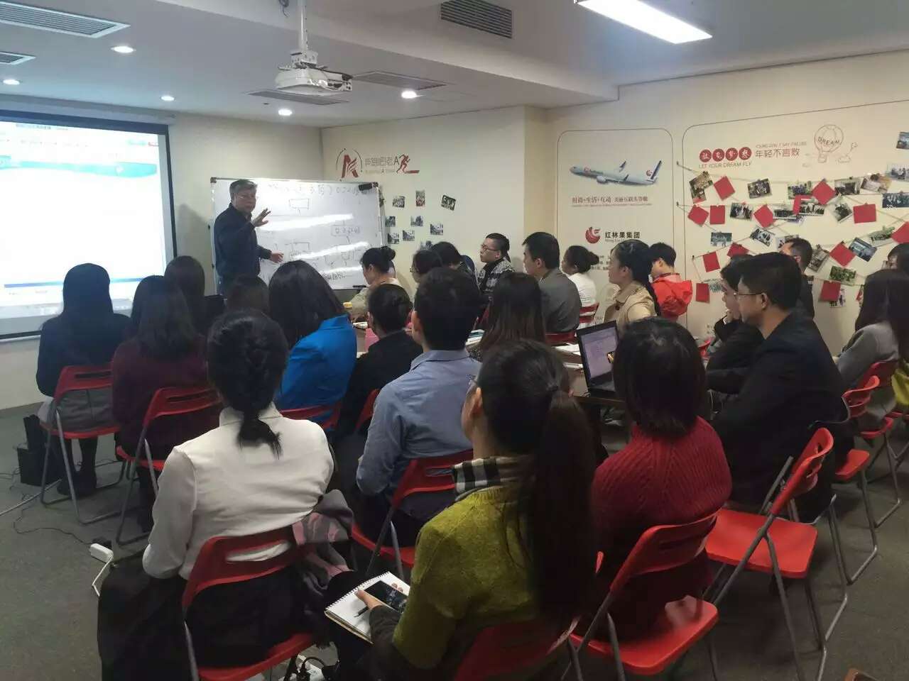 2015年12月18日《中国美业O2O成长计划》走进广州巨子与李总对话